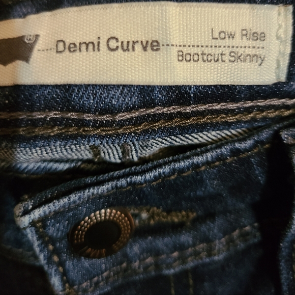Levi's - Picture 2 of 4